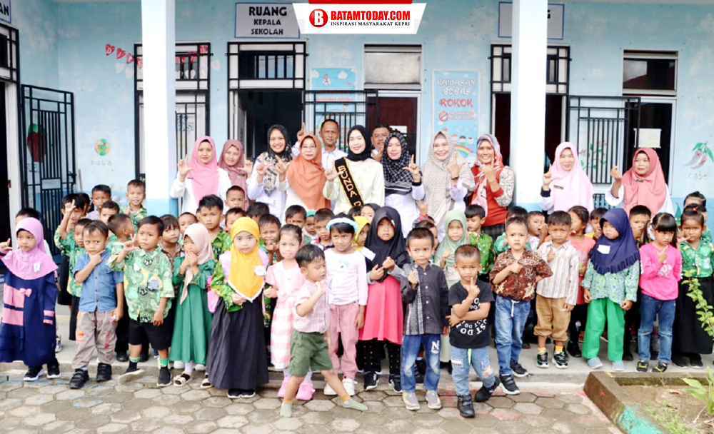 Bunda PAUD Bintan, Hafizha Rahmadhani saat foto bersama dengan anak murid TK Negeri Toapaya